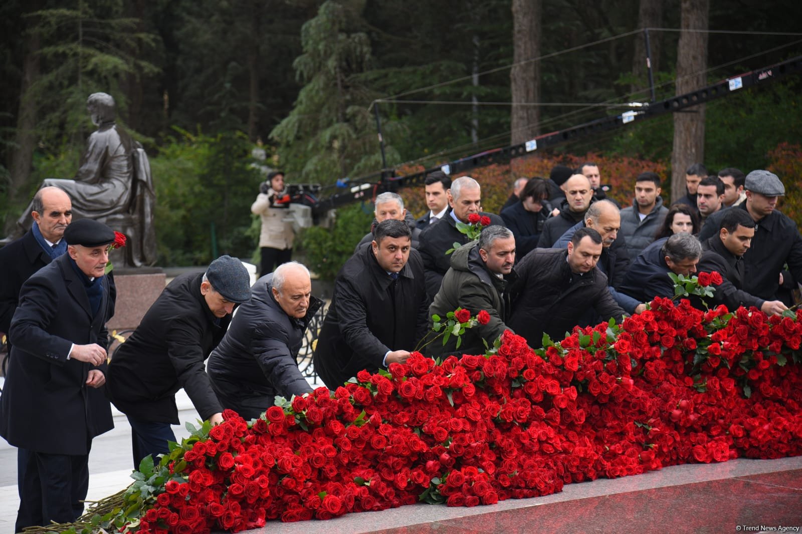 Azərbaycan xalqı Ulu Öndər Heydər Əliyevin xatirəsini yad edib (FOTO) (ƏLAVƏ OLUNUB)