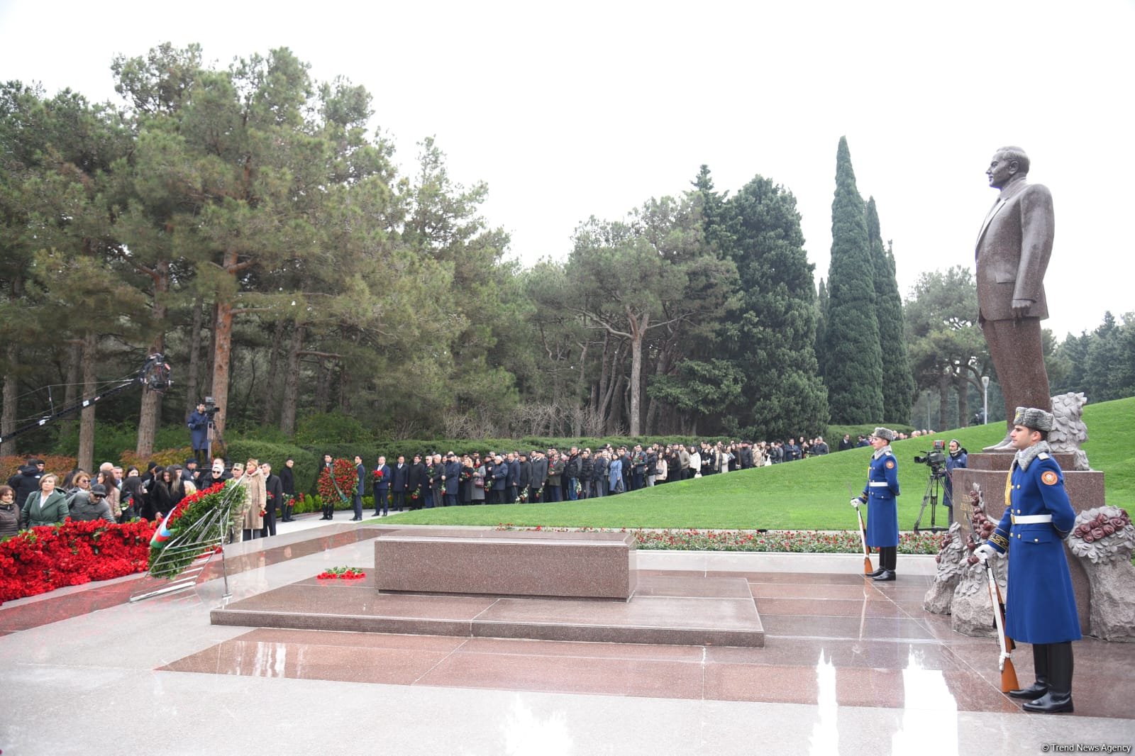 Azərbaycan xalqı Ulu Öndər Heydər Əliyevin xatirəsini yad edib (FOTO) (ƏLAVƏ OLUNUB)