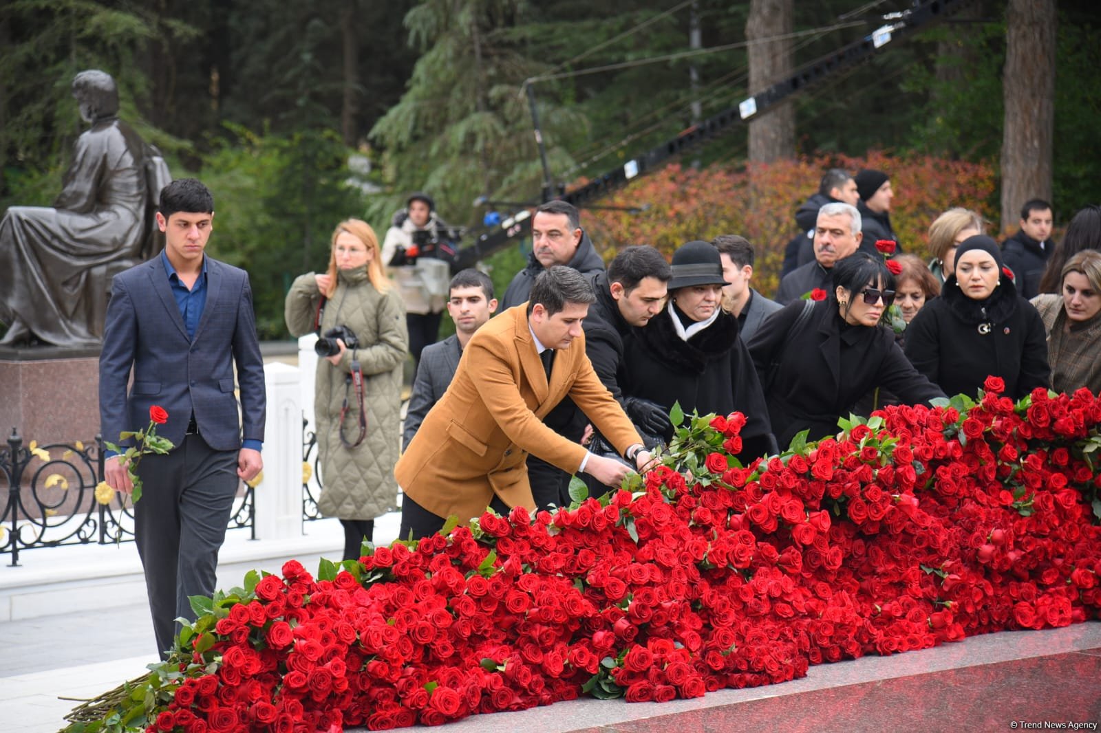 Azərbaycan xalqı Ulu Öndər Heydər Əliyevin xatirəsini yad edib (FOTO) (ƏLAVƏ OLUNUB)