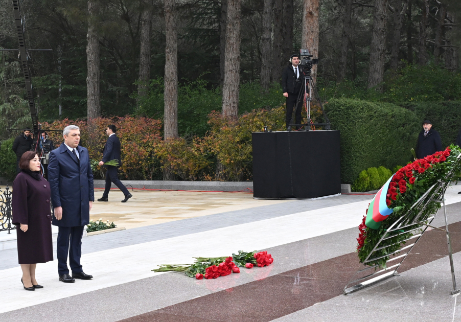 Dövlət və hökumət rəsmiləri Fəxri xiyabanda Ulu Öndər Heydər Əliyevin xatirəsini yad ediblər (FOTO)