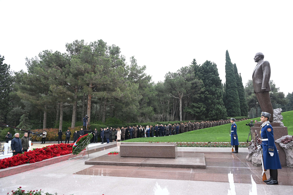 Dövlət və hökumət rəsmiləri Fəxri xiyabanda Ulu Öndər Heydər Əliyevin xatirəsini yad ediblər (FOTO)