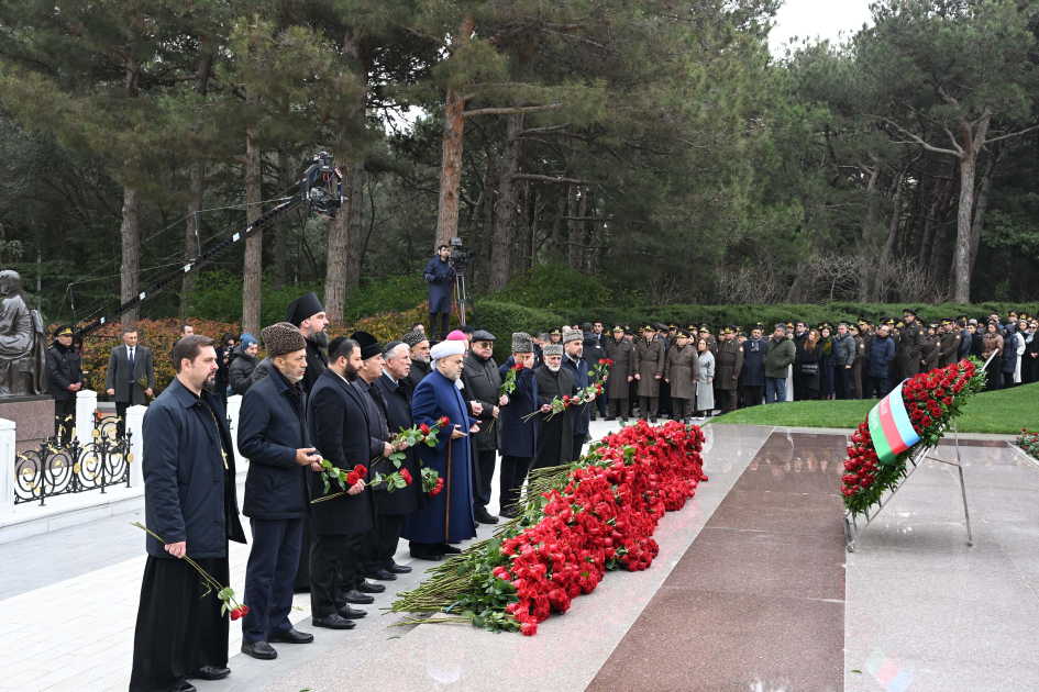 Dövlət və hökumət rəsmiləri Fəxri xiyabanda Ulu Öndər Heydər Əliyevin xatirəsini yad ediblər (FOTO)
