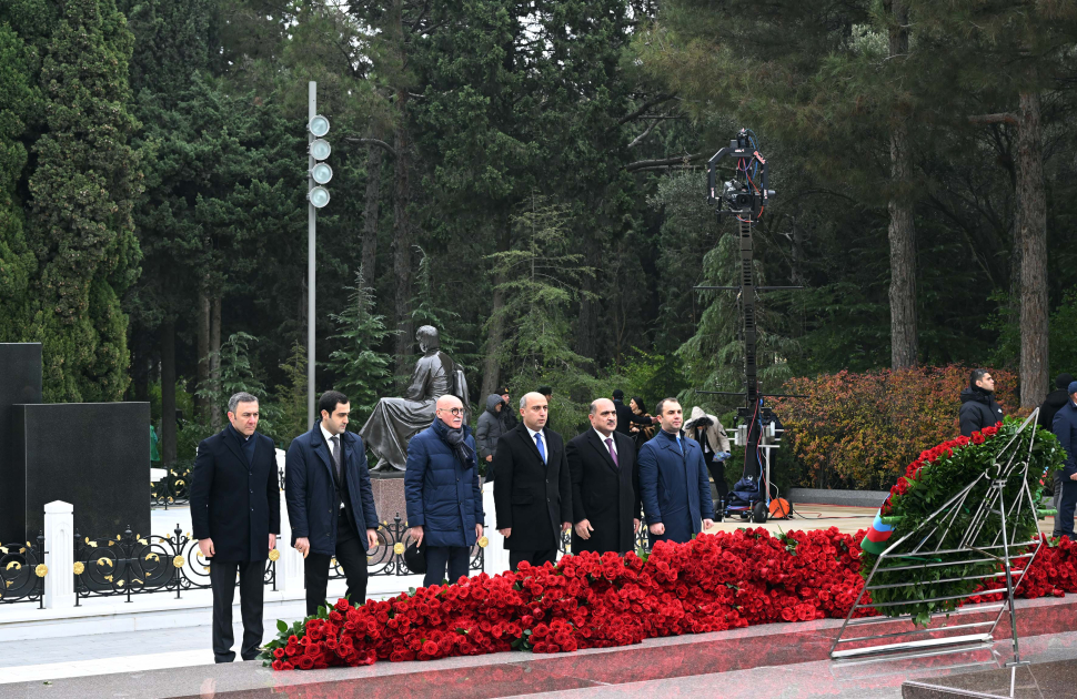Dövlət və hökumət rəsmiləri Fəxri xiyabanda Ulu Öndər Heydər Əliyevin xatirəsini yad ediblər (FOTO)