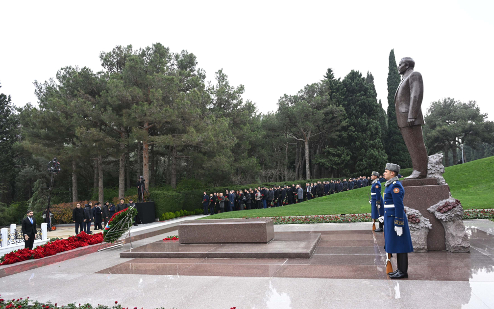 Dövlət və hökumət rəsmiləri Fəxri xiyabanda Ulu Öndər Heydər Əliyevin xatirəsini yad ediblər (FOTO)