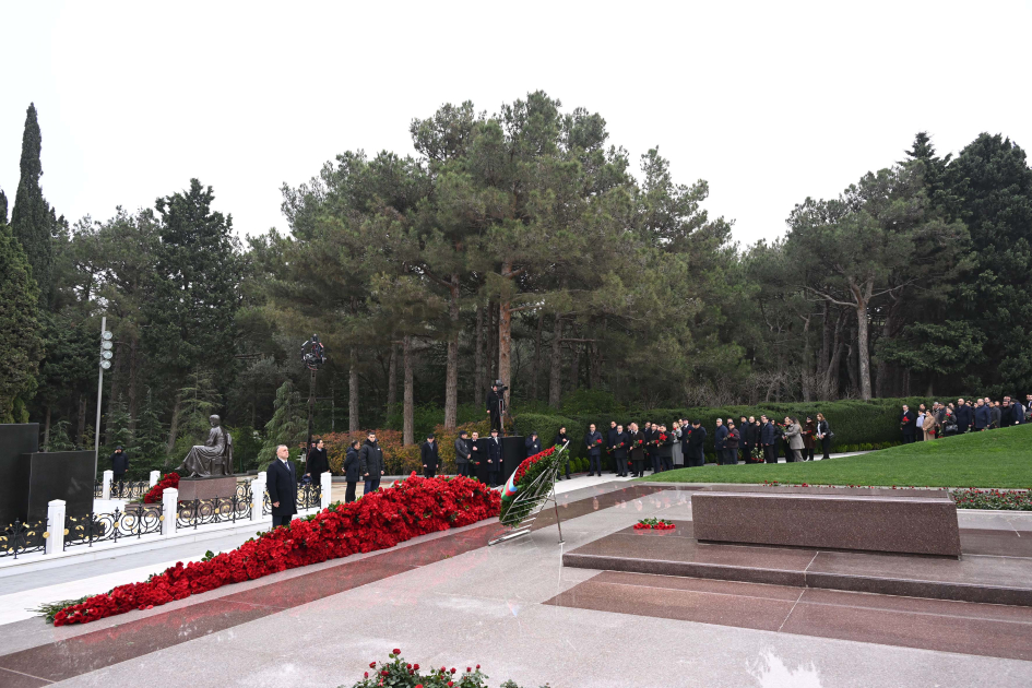 Dövlət və hökumət rəsmiləri Fəxri xiyabanda Ulu Öndər Heydər Əliyevin xatirəsini yad ediblər (FOTO)