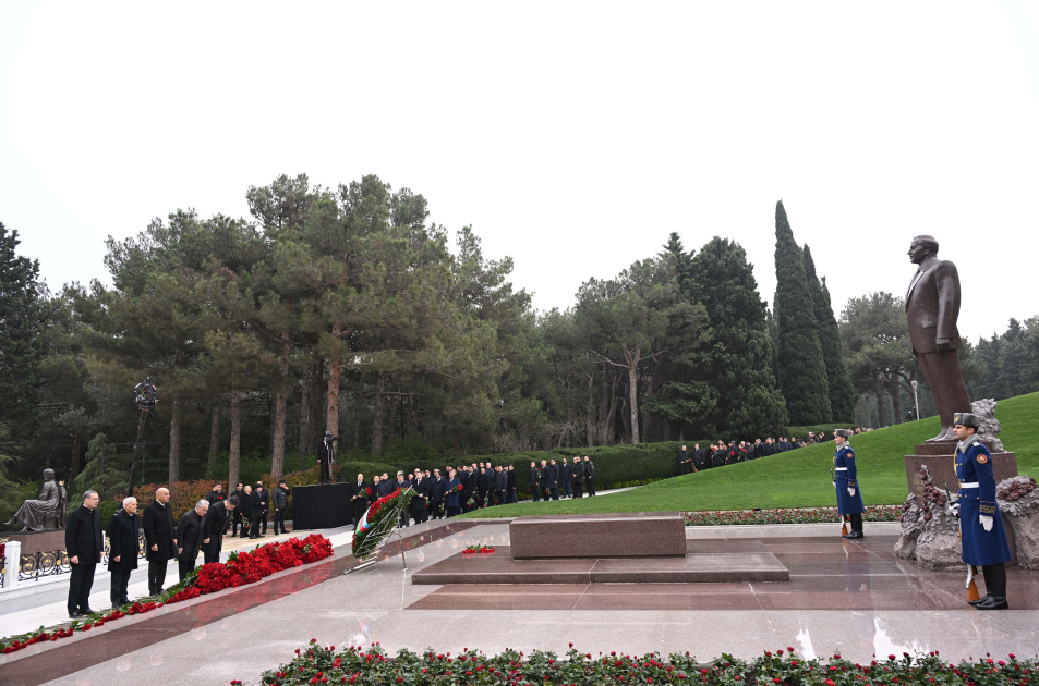 Dövlət və hökumət rəsmiləri Fəxri xiyabanda Ulu Öndər Heydər Əliyevin xatirəsini yad ediblər (FOTO)
