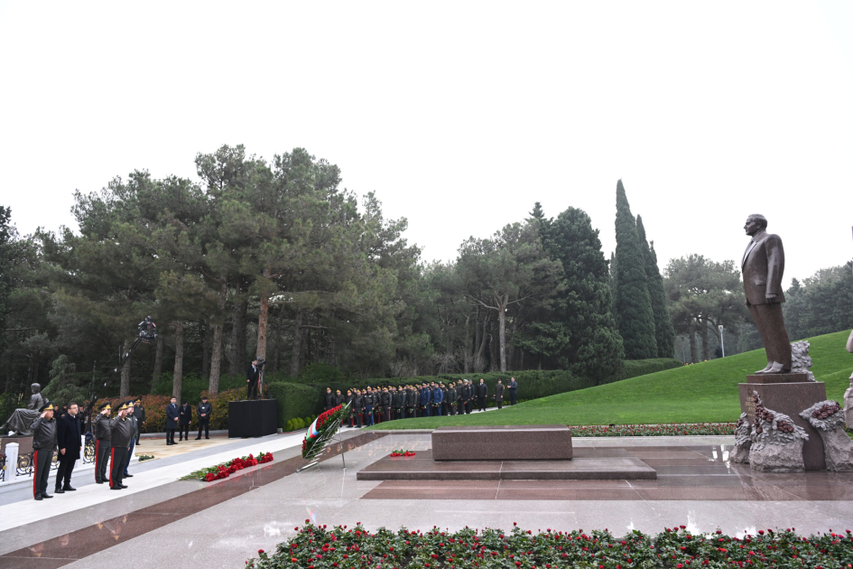 Dövlət və hökumət rəsmiləri Fəxri xiyabanda Ulu Öndər Heydər Əliyevin xatirəsini yad ediblər (FOTO)
