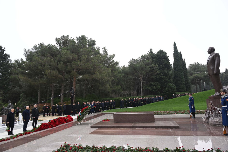 Dövlət və hökumət rəsmiləri Fəxri xiyabanda Ulu Öndər Heydər Əliyevin xatirəsini yad ediblər (FOTO)