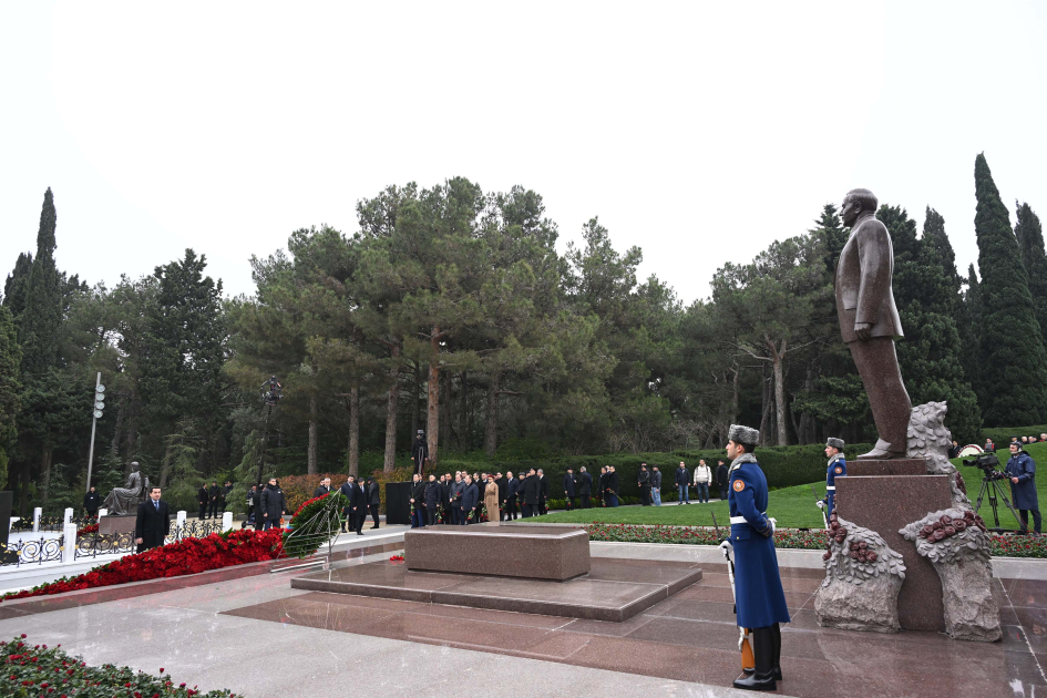 Dövlət və hökumət rəsmiləri Fəxri xiyabanda Ulu Öndər Heydər Əliyevin xatirəsini yad ediblər (FOTO)