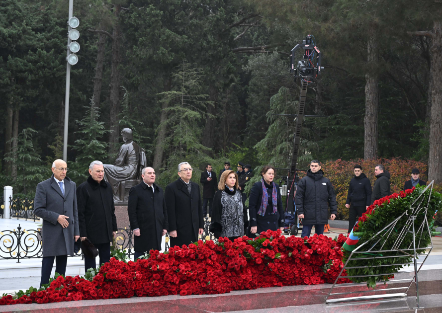 Dövlət və hökumət rəsmiləri Fəxri xiyabanda Ulu Öndər Heydər Əliyevin xatirəsini yad ediblər (FOTO)