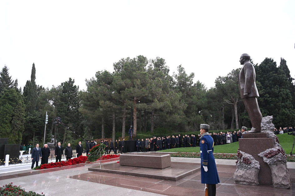 Dövlət və hökumət rəsmiləri Fəxri xiyabanda Ulu Öndər Heydər Əliyevin xatirəsini yad ediblər (FOTO)