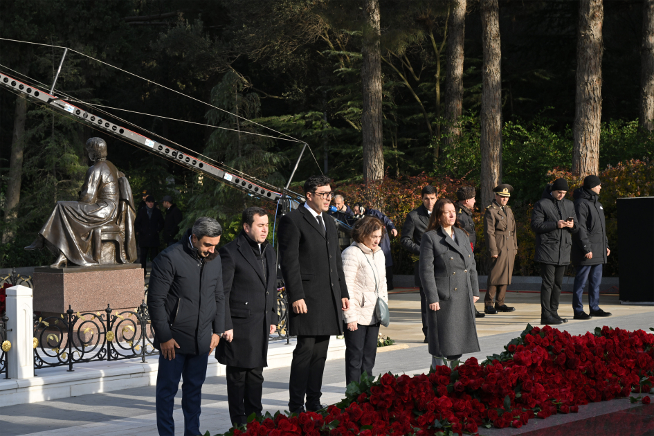 Dövlət və hökumət rəsmiləri Fəxri xiyabanda Ulu Öndər Heydər Əliyevin xatirəsini yad ediblər (FOTO)