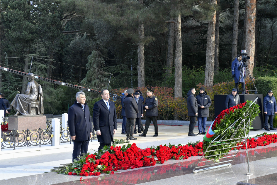 Dövlət və hökumət rəsmiləri Fəxri xiyabanda Ulu Öndər Heydər Əliyevin xatirəsini yad ediblər (FOTO)