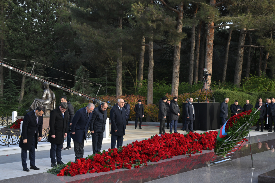 Dövlət və hökumət rəsmiləri Fəxri xiyabanda Ulu Öndər Heydər Əliyevin xatirəsini yad ediblər (FOTO)