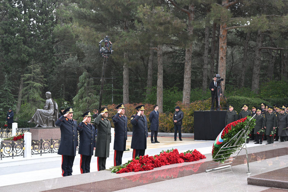 Dövlət və hökumət rəsmiləri Fəxri xiyabanda Ulu Öndər Heydər Əliyevin xatirəsini yad ediblər (FOTO)