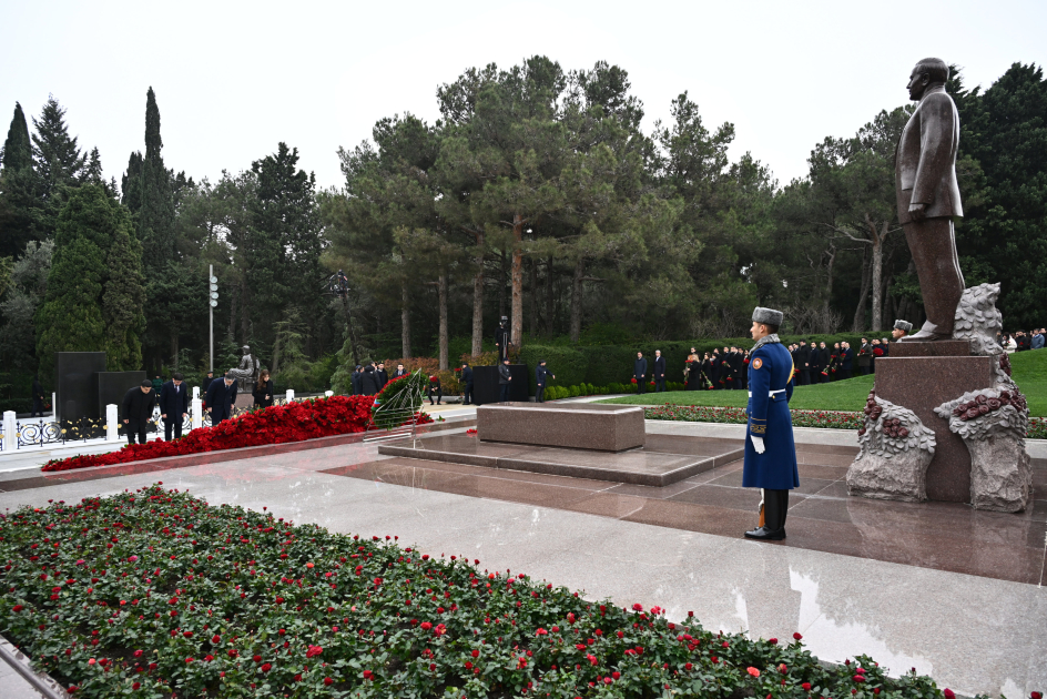Dövlət və hökumət rəsmiləri Fəxri xiyabanda Ulu Öndər Heydər Əliyevin xatirəsini yad ediblər (FOTO)