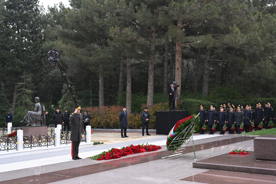 Dövlət və hökumət rəsmiləri Fəxri xiyabanda Ulu Öndər Heydər Əliyevin xatirəsini yad ediblər (FOTO)