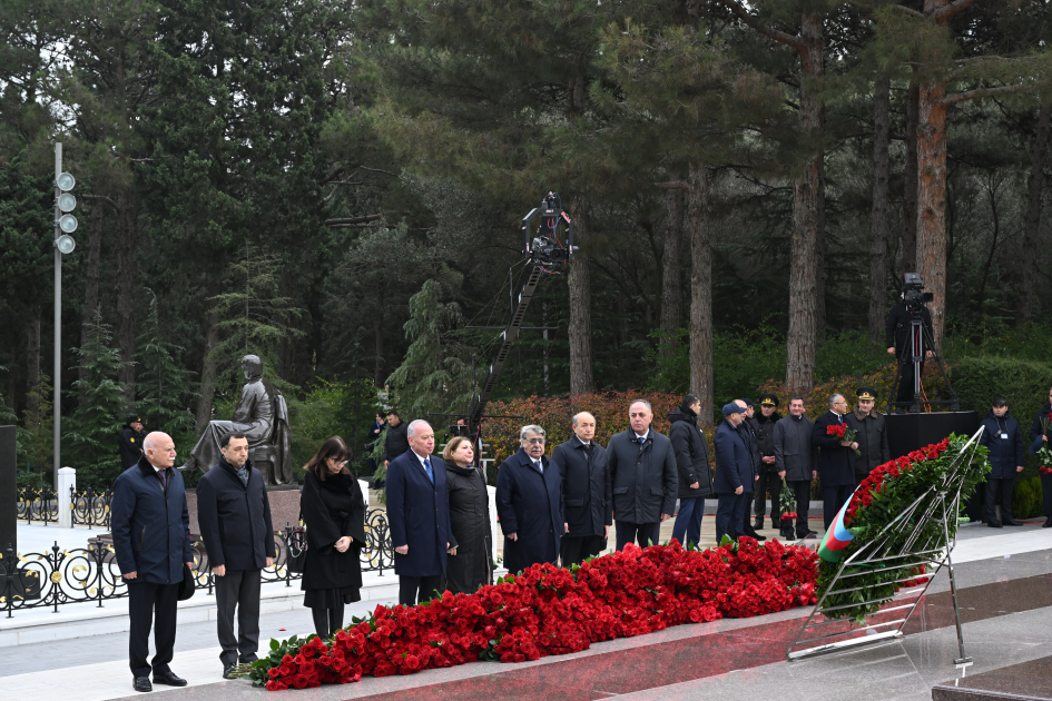 Dövlət və hökumət rəsmiləri Fəxri xiyabanda Ulu Öndər Heydər Əliyevin xatirəsini yad ediblər (FOTO)