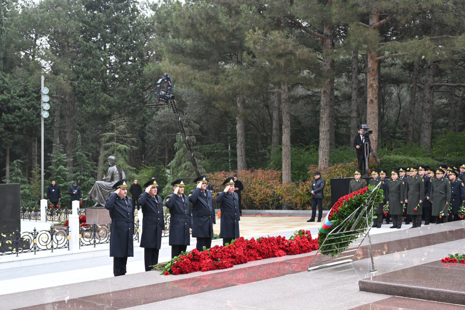 Dövlət və hökumət rəsmiləri Fəxri xiyabanda Ulu Öndər Heydər Əliyevin xatirəsini yad ediblər (FOTO)
