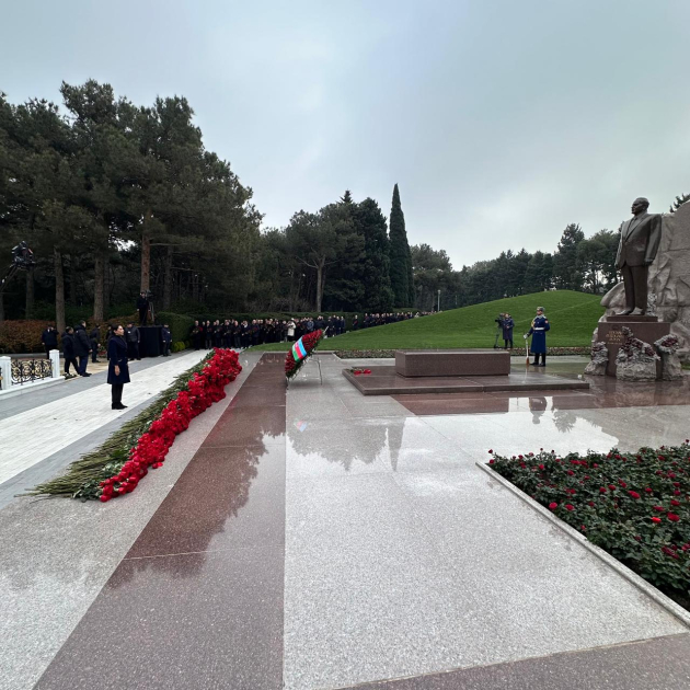 Dövlət və hökumət rəsmiləri Fəxri xiyabanda Ulu Öndər Heydər Əliyevin xatirəsini yad ediblər (FOTO)