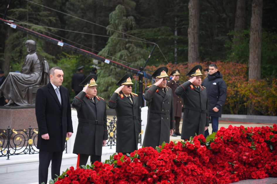 Dövlət və hökumət rəsmiləri Fəxri xiyabanda Ulu Öndər Heydər Əliyevin xatirəsini yad ediblər (FOTO)