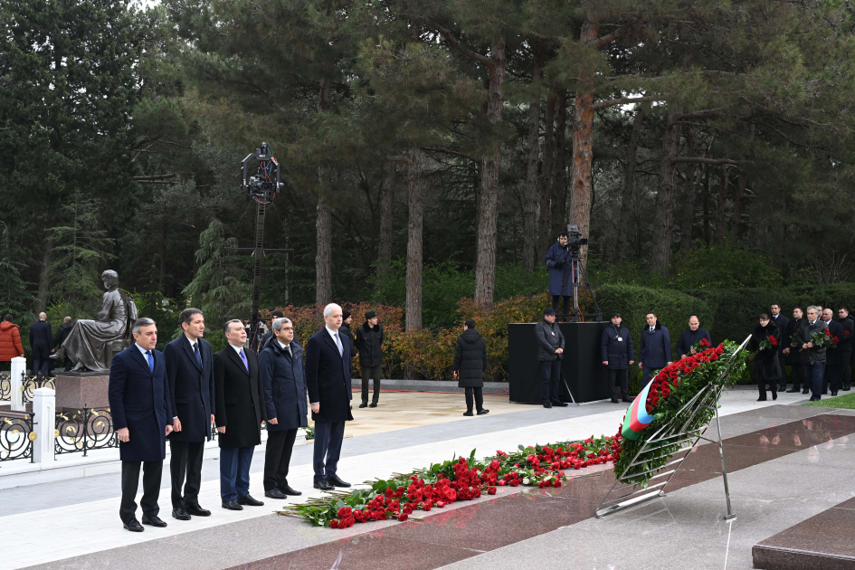 Dövlət və hökumət rəsmiləri Fəxri xiyabanda Ulu Öndər Heydər Əliyevin xatirəsini yad ediblər (FOTO)