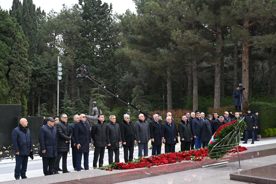 Dövlət və hökumət rəsmiləri Fəxri xiyabanda Ulu Öndər Heydər Əliyevin xatirəsini yad ediblər (FOTO)