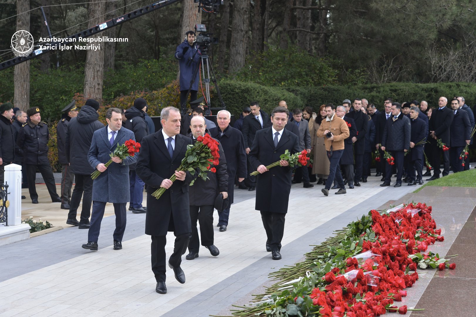 Xarici İşlər Nazirliyinin rəhbərliyi ulu öndər Heydər Əliyevin əziz xatirəsini yad edib (FOTO)