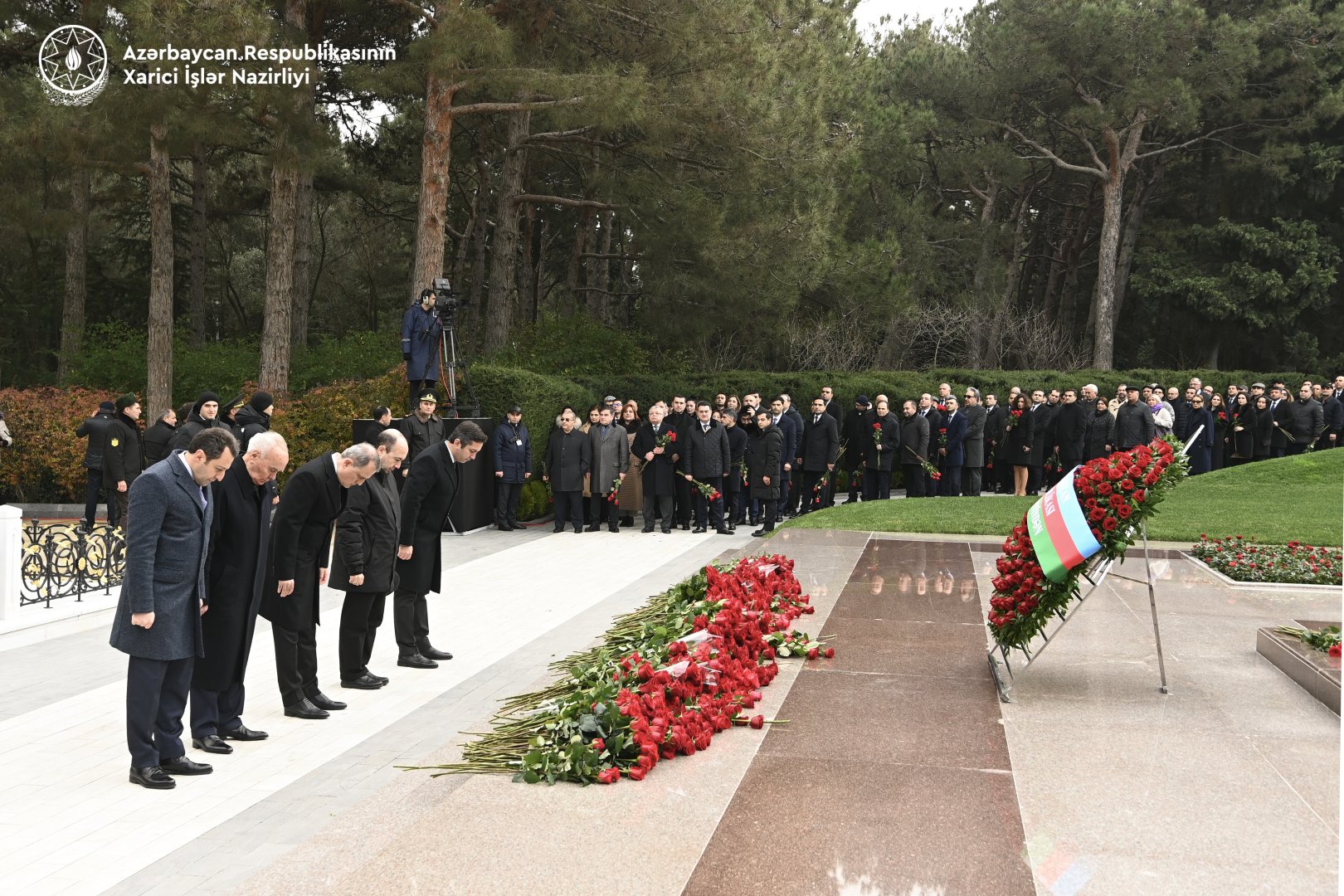 Xarici İşlər Nazirliyinin rəhbərliyi ulu öndər Heydər Əliyevin əziz xatirəsini yad edib (FOTO)