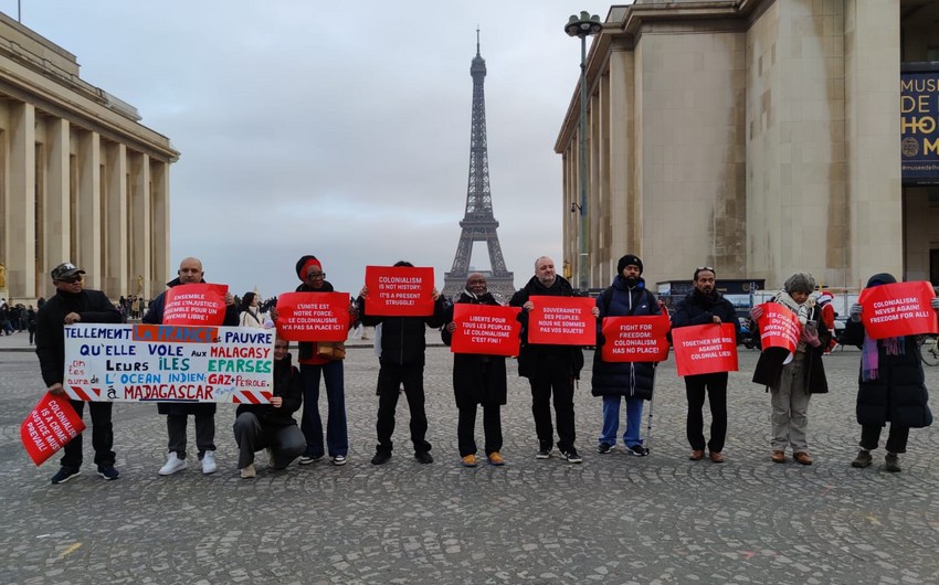 Parisdə Fransanın müstəmləkəçilik siyasətinə qarşı aksiya keçirilib (FOTO/VİDEO)