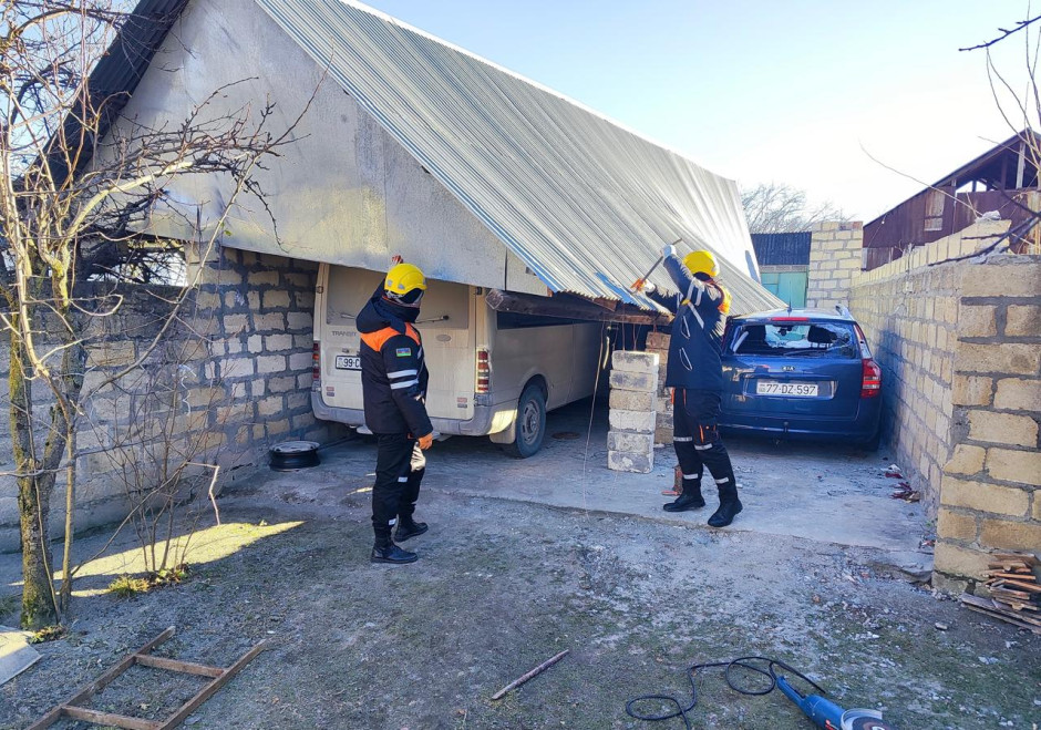Qəbələdə güclü külək talvarı maşınların üzərinə aşırdı