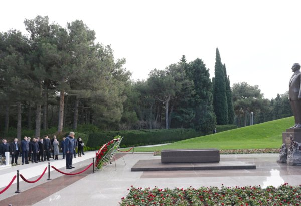 Tatarıstan Respublikasının Rəisi Ulu Öndərin məzarını və Şəhidlər xiyabanını ziyarət edib (FOTO)