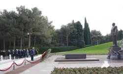 Tatarıstan Respublikasının Rəisi Ulu Öndərin məzarını və Şəhidlər xiyabanını ziyarət edib (FOTO)