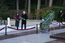 Vyetnam nümayəndə heyəti Ümummilli Lider Heydər Əliyevin məzarını və Şəhidlər xiyabanını ziyarət edib (FOTO)