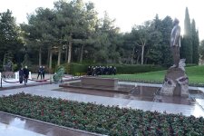 Vyetnam nümayəndə heyəti Ümummilli Lider Heydər Əliyevin məzarını və Şəhidlər xiyabanını ziyarət edib (FOTO)