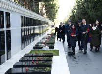 Vyetnam nümayəndə heyəti Ümummilli Lider Heydər Əliyevin məzarını və Şəhidlər xiyabanını ziyarət edib (FOTO)