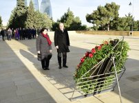 Vyetnam nümayəndə heyəti Ümummilli Lider Heydər Əliyevin məzarını və Şəhidlər xiyabanını ziyarət edib (FOTO)
