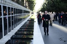 Vyetnam nümayəndə heyəti Ümummilli Lider Heydər Əliyevin məzarını və Şəhidlər xiyabanını ziyarət edib (FOTO)