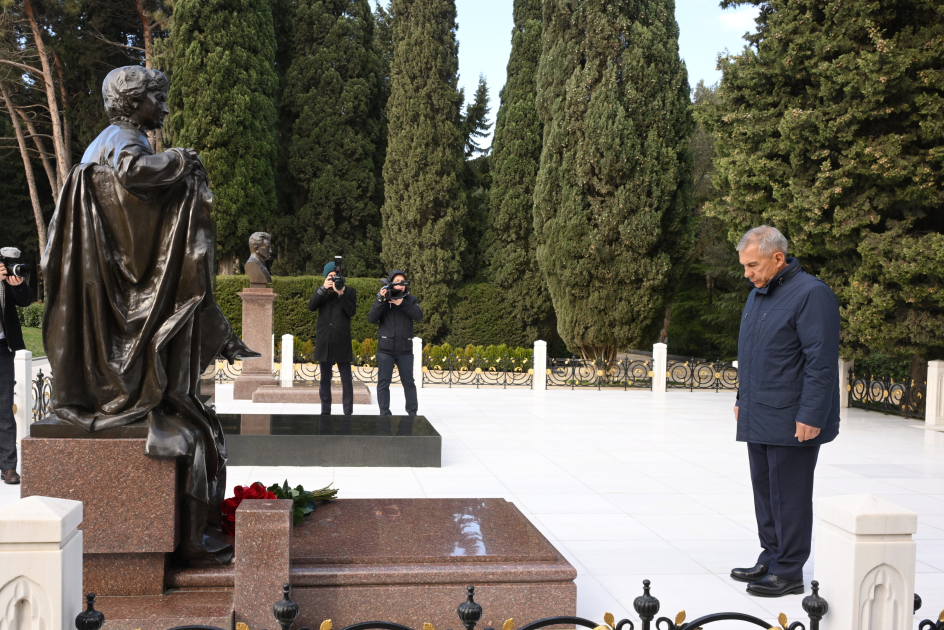 Tatarıstan Respublikasının Rəisi Ulu Öndərin məzarını və Şəhidlər xiyabanını ziyarət edib (FOTO)