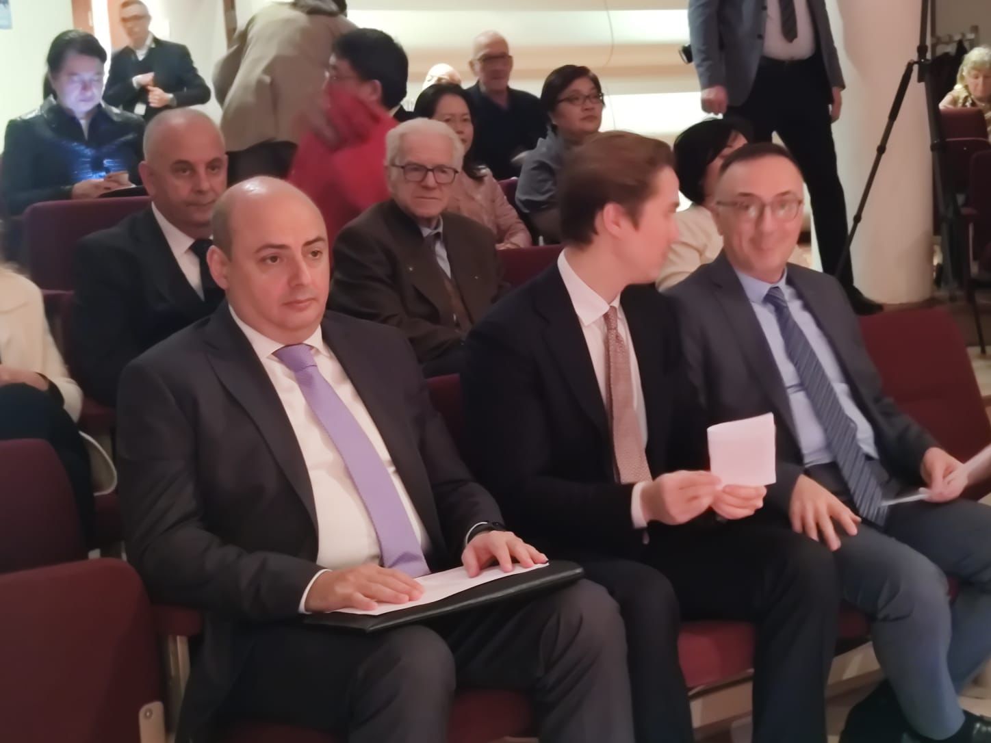 Azərbaycan tar, kamança və qavalın nadir eksponatlarını Belçika Musiqi Alətləri Muzeyinə hədiyyə edib (FOTO)
