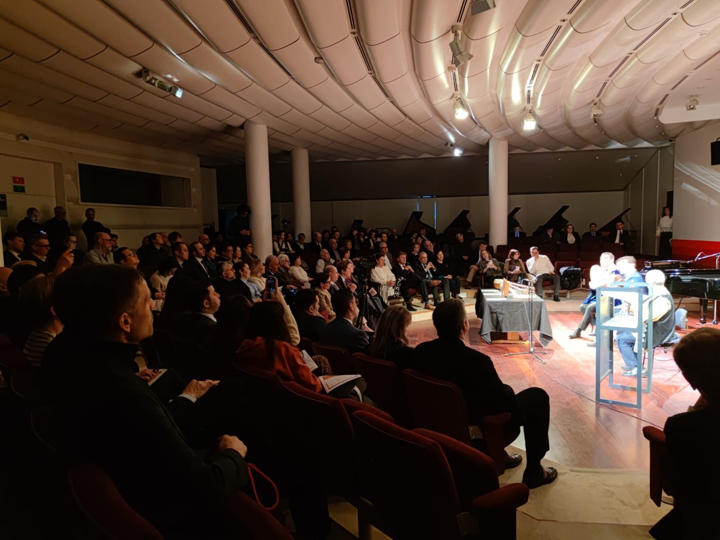 Azərbaycan tar, kamança və qavalın nadir eksponatlarını Belçika Musiqi Alətləri Muzeyinə hədiyyə edib (FOTO)