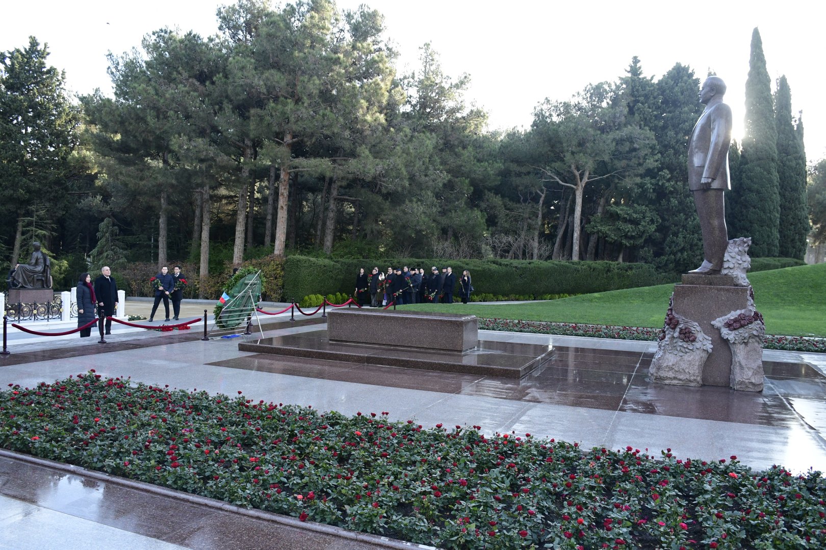 Vyetnam nümayəndə heyəti Ümummilli Lider Heydər Əliyevin məzarını və Şəhidlər xiyabanını ziyarət edib (FOTO)