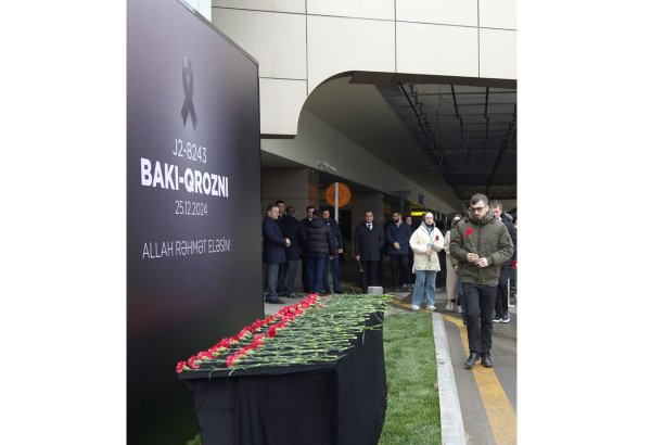 Bakı aeroportunda Aktaudakı təyyarə qəzası ilə bağlı xatirə stendi quraşdırılıb (FOTO)