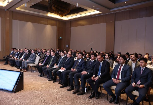 Dövlət qurumları və sahibkarlar arasında cari ilin iqtisadi-ticarət nəticələri və 2025-ci ilin hədəfləri müzakirə edilb