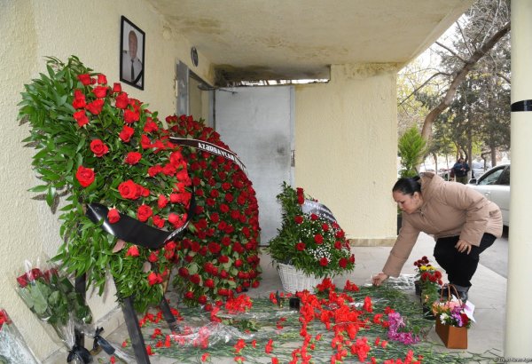 Vətəndaşlarımız AZAL-ın qəzaya uğrayan təyyarəsinin kapitanı İqor Kşnyakinin xatirəsini yad edirlər (FOTO)