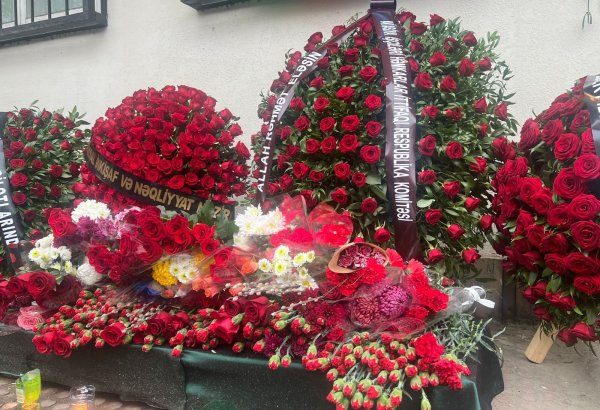 Vətəndaşlarımız AZAL-ın qəzaya uğrayan təyyarəsinin pilotu Aleksandr Kalyaninovun xatirəsini yad edirlər (FOTO)