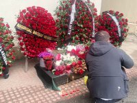 Vətəndaşlarımız AZAL-ın qəzaya uğrayan təyyarəsinin pilotu Aleksandr Kalyaninovun xatirəsini yad edirlər (FOTO)