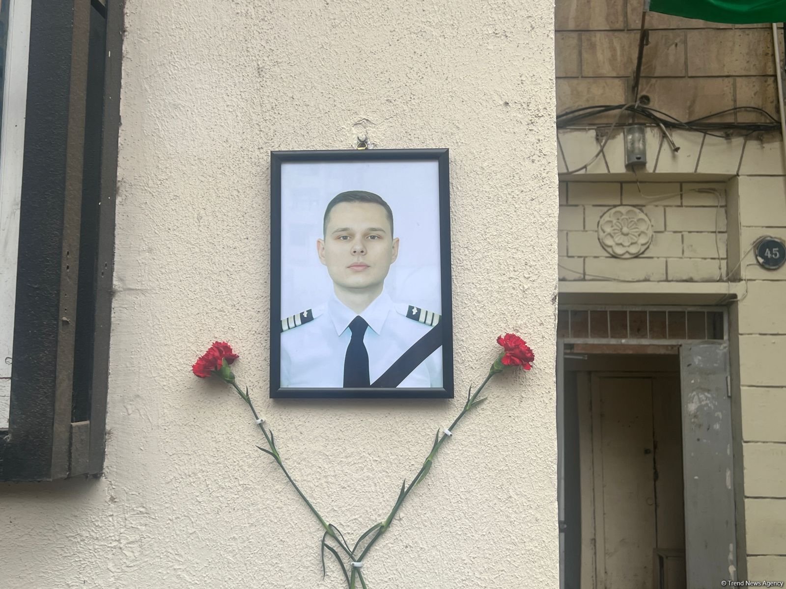 Vətəndaşlarımız AZAL-ın qəzaya uğrayan təyyarəsinin pilotu Aleksandr Kalyaninovun xatirəsini yad edirlər (FOTO)