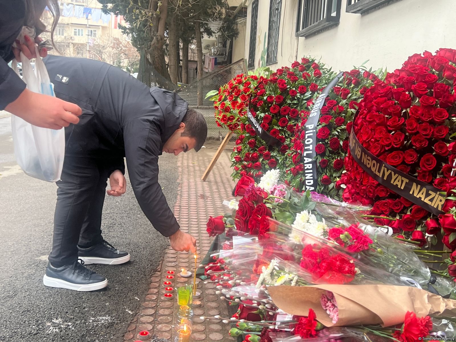 Vətəndaşlarımız AZAL-ın qəzaya uğrayan təyyarəsinin pilotu Aleksandr Kalyaninovun xatirəsini yad edirlər (FOTO)