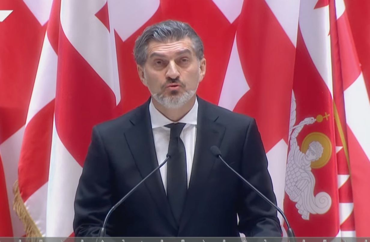 Gürcüstanın yeni prezidenti mitinqlərdə maska ​​taxmağı qadağan edən qanunu imzalayıb